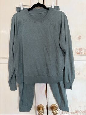 Vuori Women's Joggers Set in Slate Green